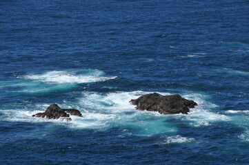 Fototapeta premium waves crashing on rocks