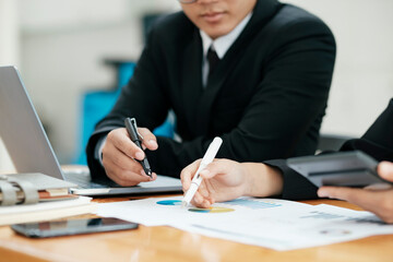 Businessmen teamwork meeting to discuss the investment.