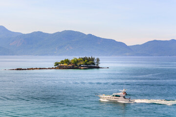 Obraz premium Boat on the sea and island, Angra dos Reis town, State of Rio de Janeiro, Brazil. Photo taken with Nikon D7100, 18-200 lens, at 52mm, 1/1000 f 5.6 ISO 100. Date: Dec 28, 2016