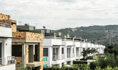 Construcción de casas en serie al lado de la montaña en Anapoima, Cundinamarca, Colombia - obrazy, fototapety, plakaty
