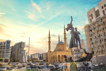 Beautiful view of the Martyrs' Monument and the Muhammad Al-Amin Mosque in the center of Beirut, Lebanon - obrazy, fototapety, plakaty