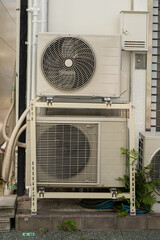 上下に並ぶエアコンの室外機