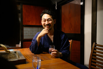 日本家屋で飲むお酒　正面　デート　前ボケあり