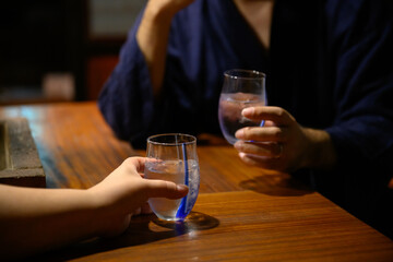 日本酒を飲む　カップルや夫婦