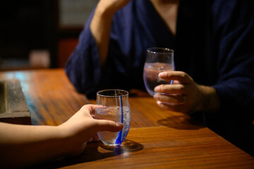 Couples and couples drinking sake