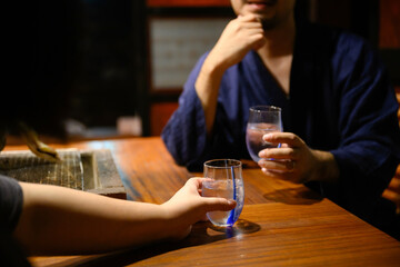 日本酒を飲む　カップルや夫婦