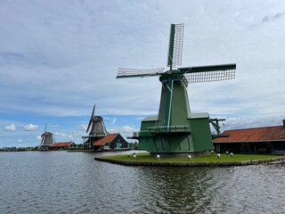 Fototapeta na wymiar traditional windmill in zaanse schans, netherlands