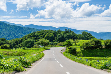 自然風景の中走る道　富士見町