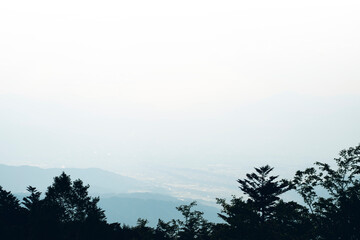 霧がかった長野県伊那市の景色
