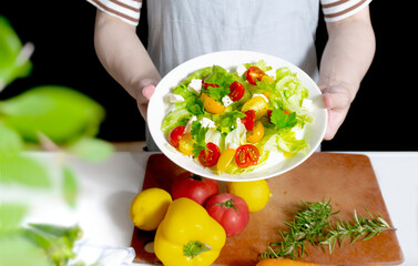 サラダを作る主婦