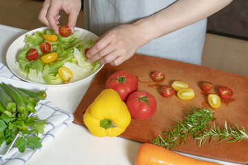 キッチンでサラダを調理する女性
