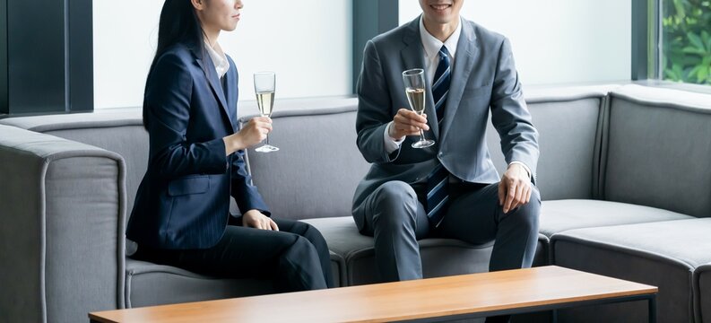 グラスを持ち話す男女