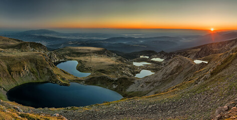 Fototapeta na wymiar Mountain lakes sunrise
