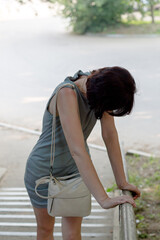 The woman grabbed the railing with her hands, feeling a strong pain in her heart.
