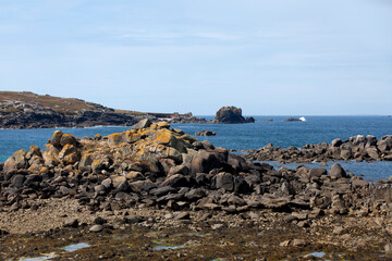 Fototapeta na wymiar Rocks along the shore in Porspoder