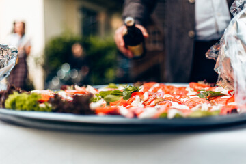 Tomaten-Mozzarelle-Platte für das Buffet mit Gästen im Sommer oder für die Hochzeit
