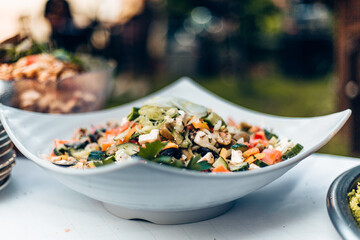 Salatschüssel für die Gartenparty im Sommer mit Freunden oder für das Hochzeitsbuffet