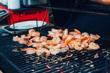 Garnelen auf dem Grill der Outdoorküche