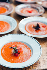 Mehrere Teller von einem vorbereiteten Menü, Vorspeise, rote Suppe 