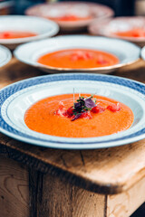 Rote Suppe für eine Gartenhochzeit oder einen Geburtstag 