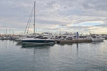 Fototapeta na wymiar View of Alicante marina
