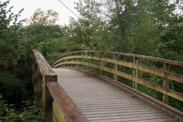 Fototapeta na wymiar Puente de madera sobre el rio