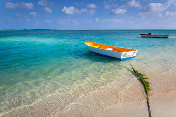 Fototapeta na wymiar Idyllic beach with rustic wooden fishermen boat in Aruba, Dutch Antilles