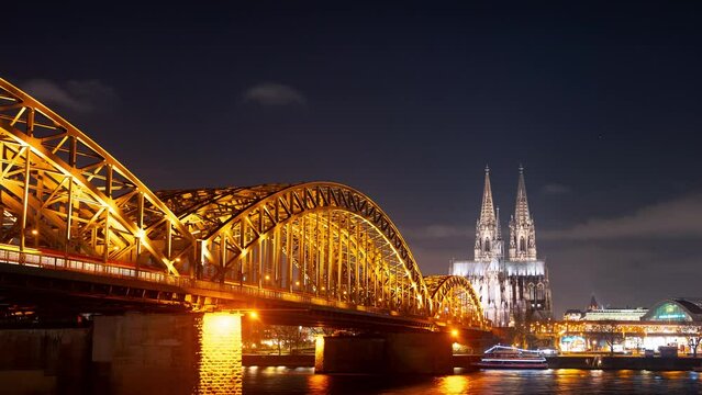Hohenzollernbruecke mit Koelner Dom Zeitraffer 2 - Jib nach unten