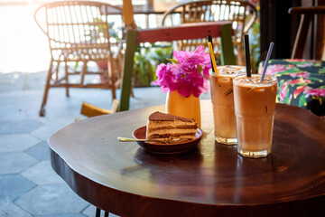 Deliciosa merienda de lattes y pastel tiramisú