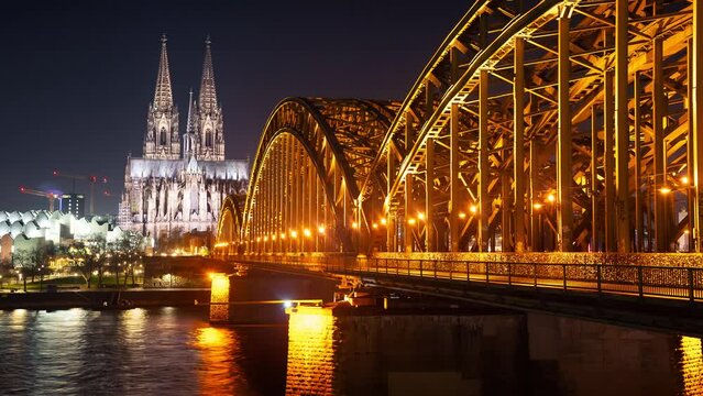 Hohenzollernbruecke mit Koelner Dom Zeitraffer - Zoom Out