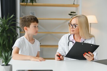 Obraz premium Mid age female doctor writing prescription