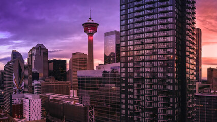 Fototapeta premium Twilight Calgary cityscape, skyline, and Calgary Tower, aerial view in Alberta, Canada