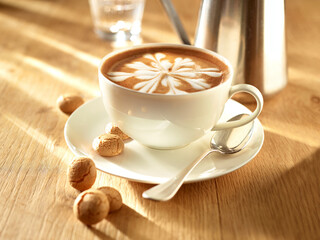 Milchkaffeetasse mit Milchschaumblüte