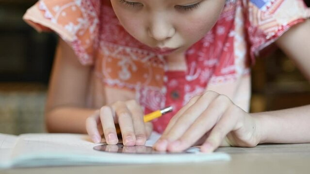 分度器を使って勉強をする子供