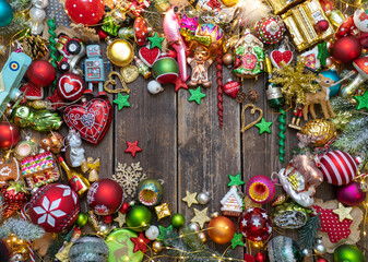Wunderschöne rustikale Weihnachtsdekoration im Lichterglanz. 