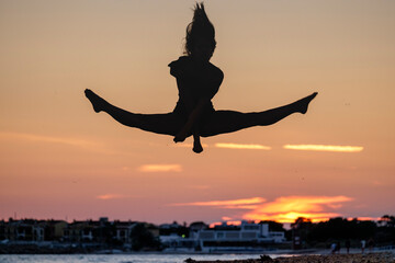 mujer joven practicando yoga, playa de Sa Rapita, Campos, Mallorca, balearic islands, Spain