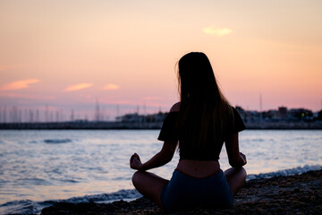 Fototapeta premium mujer joven practicando yoga, playa de Sa Rapita, Campos, Mallorca, balearic islands, Spain