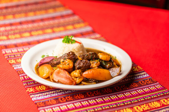 Deliciosa comida peruana en restaurante