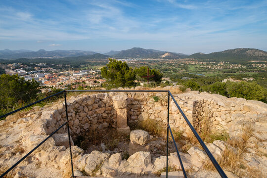 restos de una torre circular, Puig de Sa Morisca 019, Parque arqueol&oacute;gico Puig de sa Morisca, Calvi&aacute;, Mallorca, balearic islands, spain
