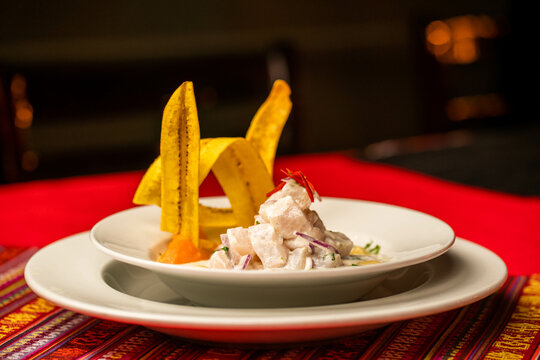 Deliciosa comida peruana en restaurante