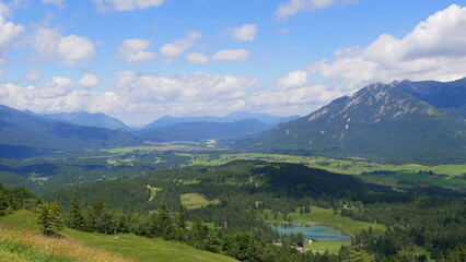 Fototapeta premium Ausblick vom Kranzberg auf das Estergebirge, Soierngruppe, Karwendel Wildensee, Krün und Wallgau