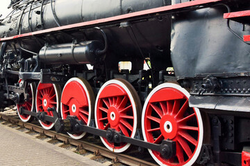 Fototapeta na wymiar photo on the big wheels of an old train