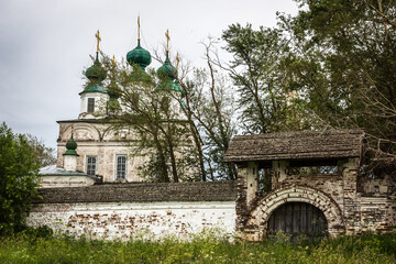 Obraz premium Russia, Vologda Oblast, Morozovitsa, 07. 21.2017. Russian Orthodox Troitse-Gledensky Monastery in the village of Morozovitsa near the town Veliky Ustyug in summer