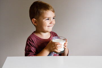 Zdrowie, zdrowa dieta dla dzieci, dziecko pije mleko, chłopiec lubi mleko, szklanka mleka jest zdrowa, zdrowe dziecko to szczęśliwe dziecko 