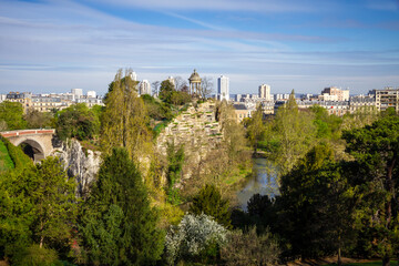Buttes Chaumont park in Paris - obrazy, fototapety, plakaty