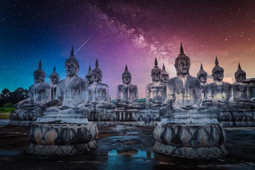Tuinposter Melkweg over veel standbeeld Boeddha beeld & 39 s nachts in het zuiden van Thailand. © nuttawutnuy