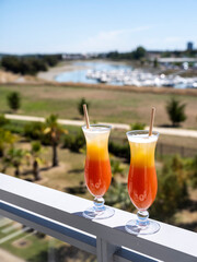 cocktail sur un balcon