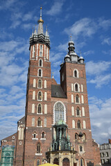 Fototapeta na wymiar Tours de la basilique Sainte-Marie de Cracovie. Pologne