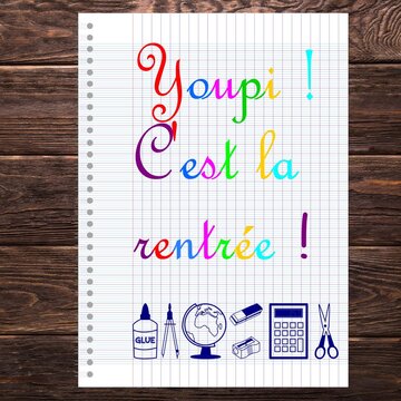 Youpi c'est la rentrée écrit en français sur une feuille de cahier d'écolier avec ciseau, calculatrice, compas, gomme
