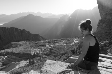 Naklejka premium chica en la montaña